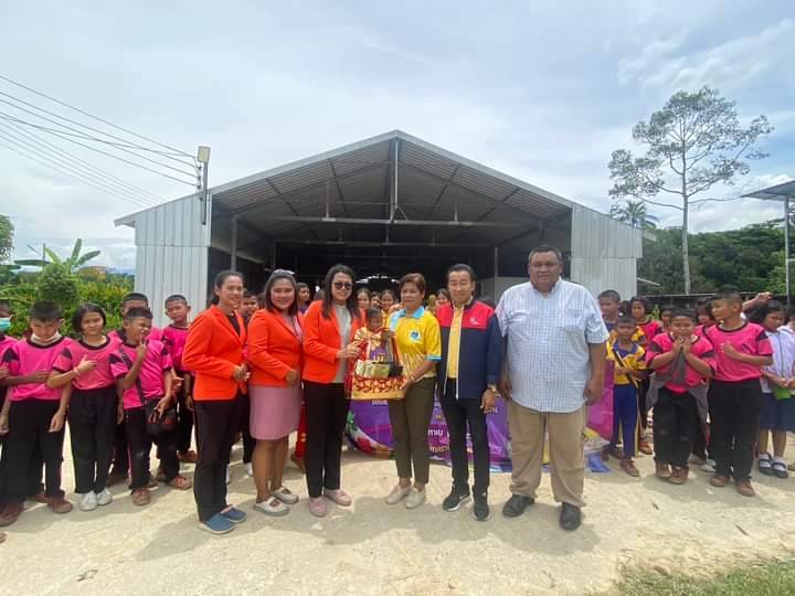 ถ่ายภาพมอบของที่ระลึก