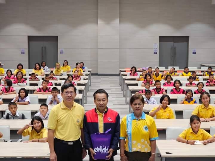 ถ่ายภาพมอบของที่ระลึก