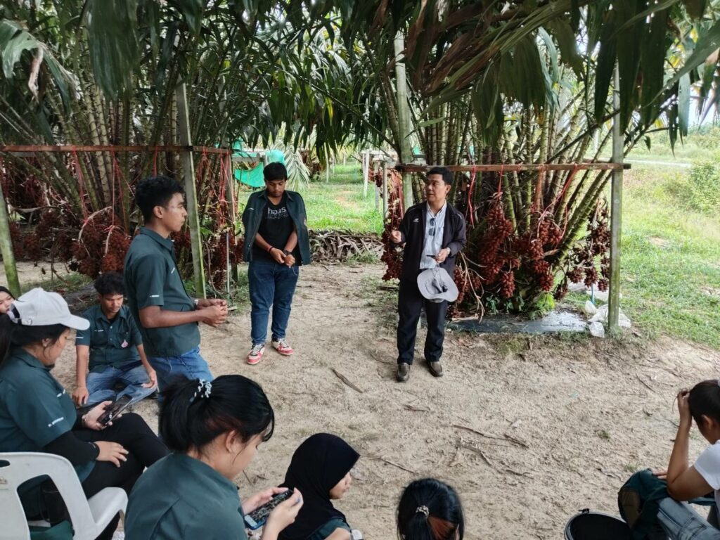 นศ. เรียนรู้เกี่ยวกับสละ