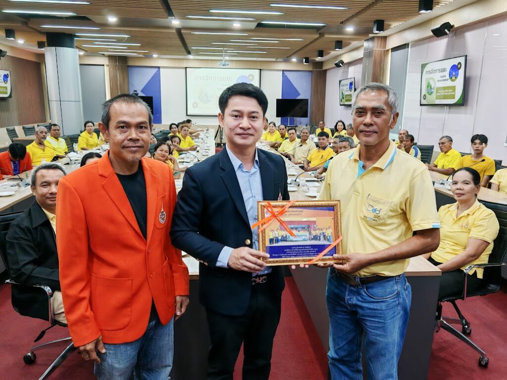 มอบของที่ระลึก