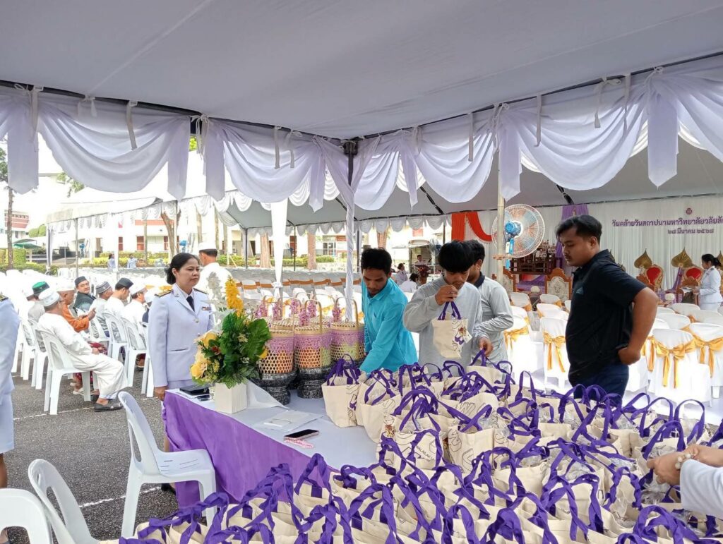 ร่วมงานสถาปนาทำบุญตักบาตร