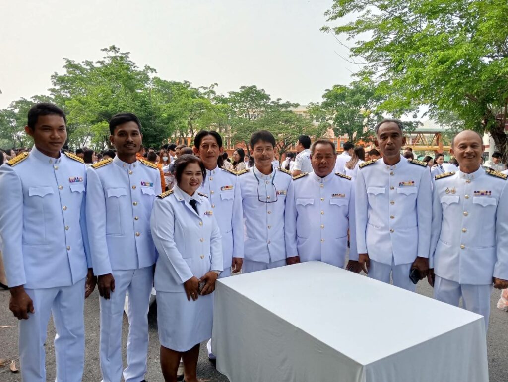 ร่วมงานสถาปนาทำบุญตักบาตร