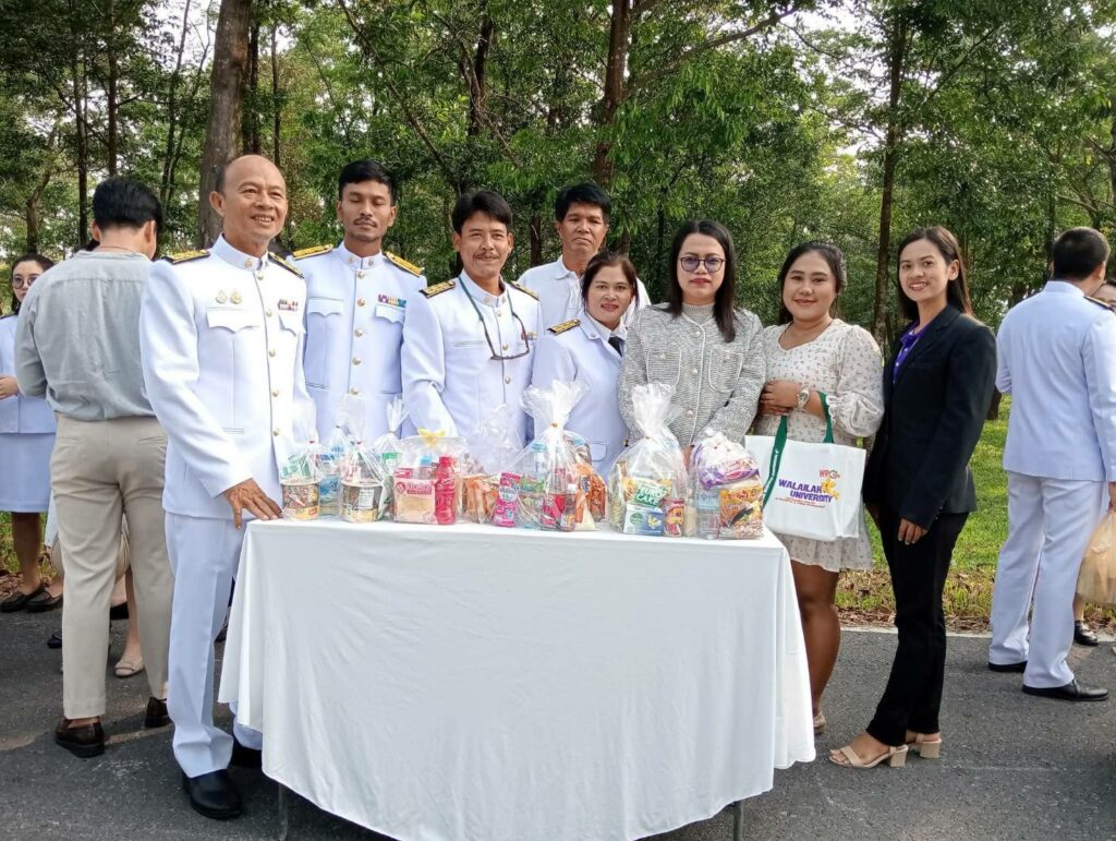 ร่วมงานสถาปนาทำบุญตักบาตร