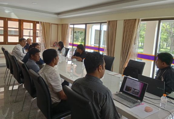 ประชุมรายงานผลการดำเนินงานของศูนย์สมาร์ทฟาร์มและภูมิสถาปัตย์ ณ บ้านพักรับรอง